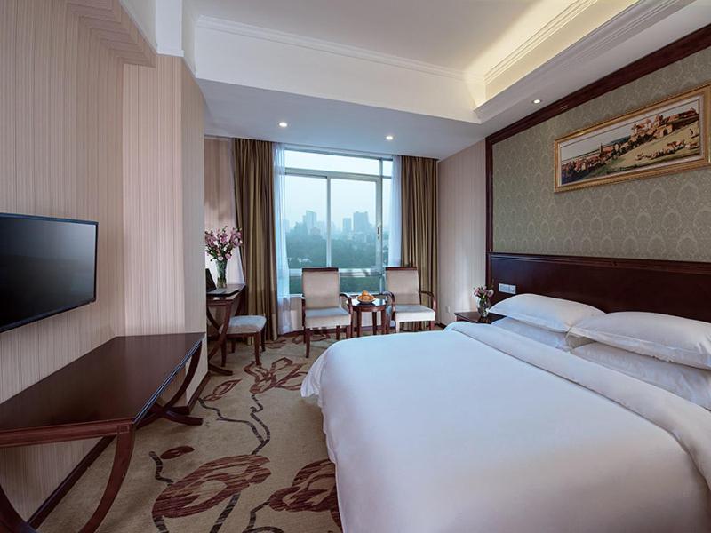 Vienna Hotel Guangzhou Shaheding Metro Station Экстерьер фото