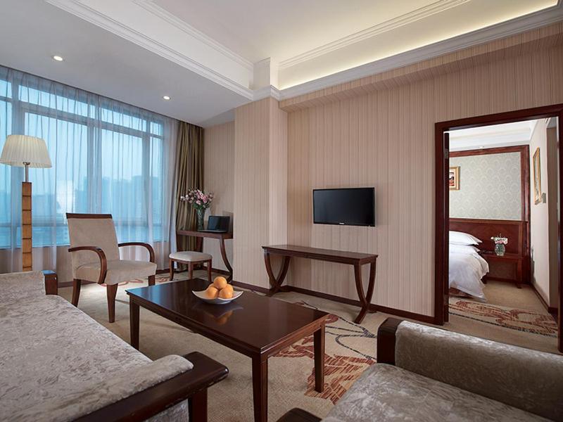 Vienna Hotel Guangzhou Shaheding Metro Station Экстерьер фото