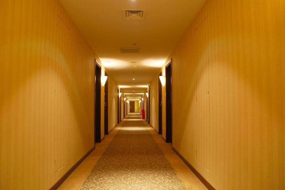Vienna Hotel Guangzhou Shaheding Metro Station Экстерьер фото